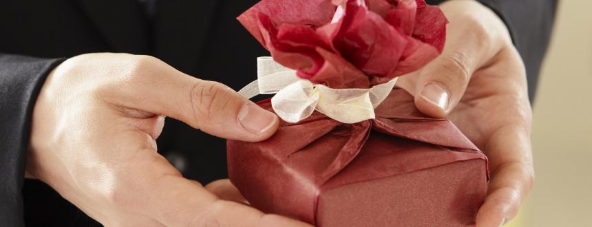 Vinotecas, electrónicos y experiencias: tendencias en regalos corporativos